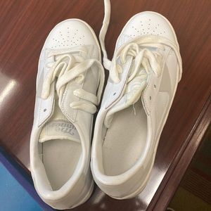 White tennis shoes